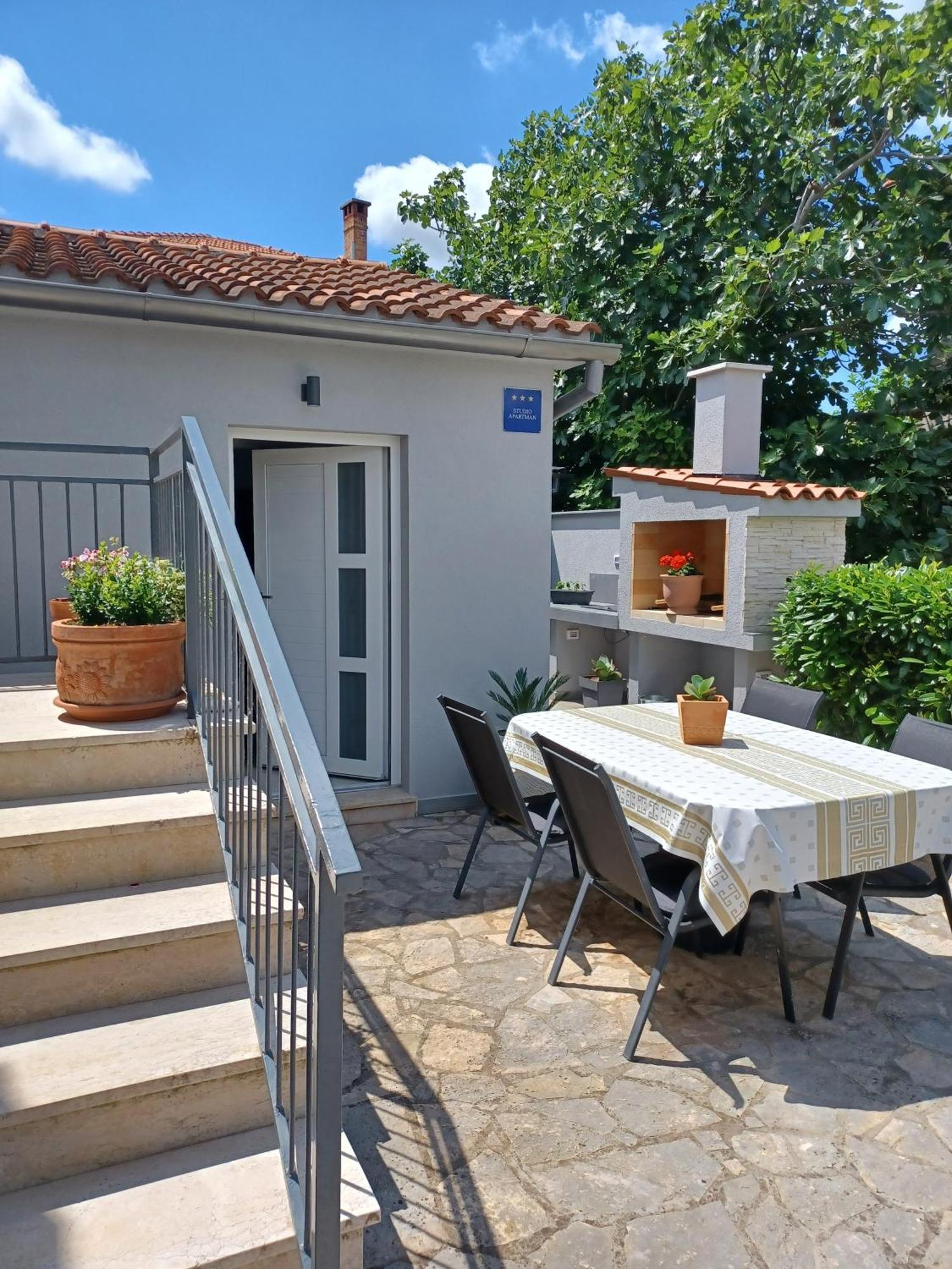 Holiday Home Dorina Pula Exterior photo