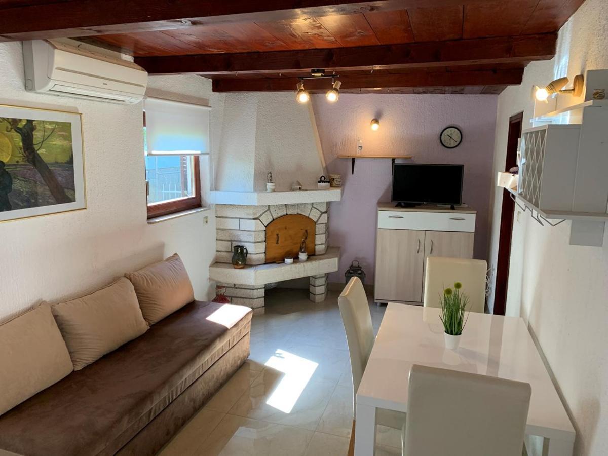 Holiday Home Dorina Pula Exterior photo